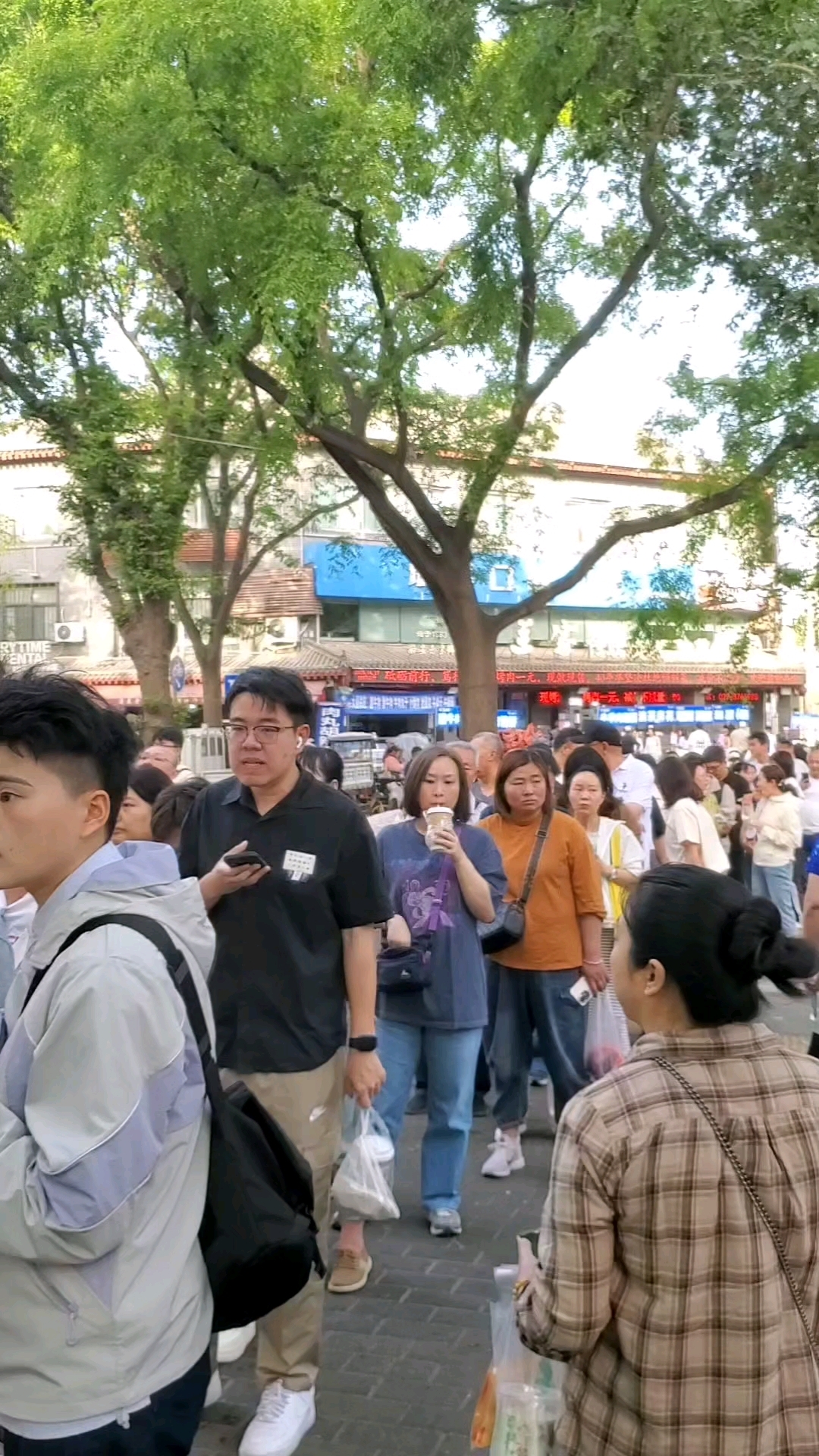 春日西安小南门早市,小吃太火爆了!游客也来排队品尝
