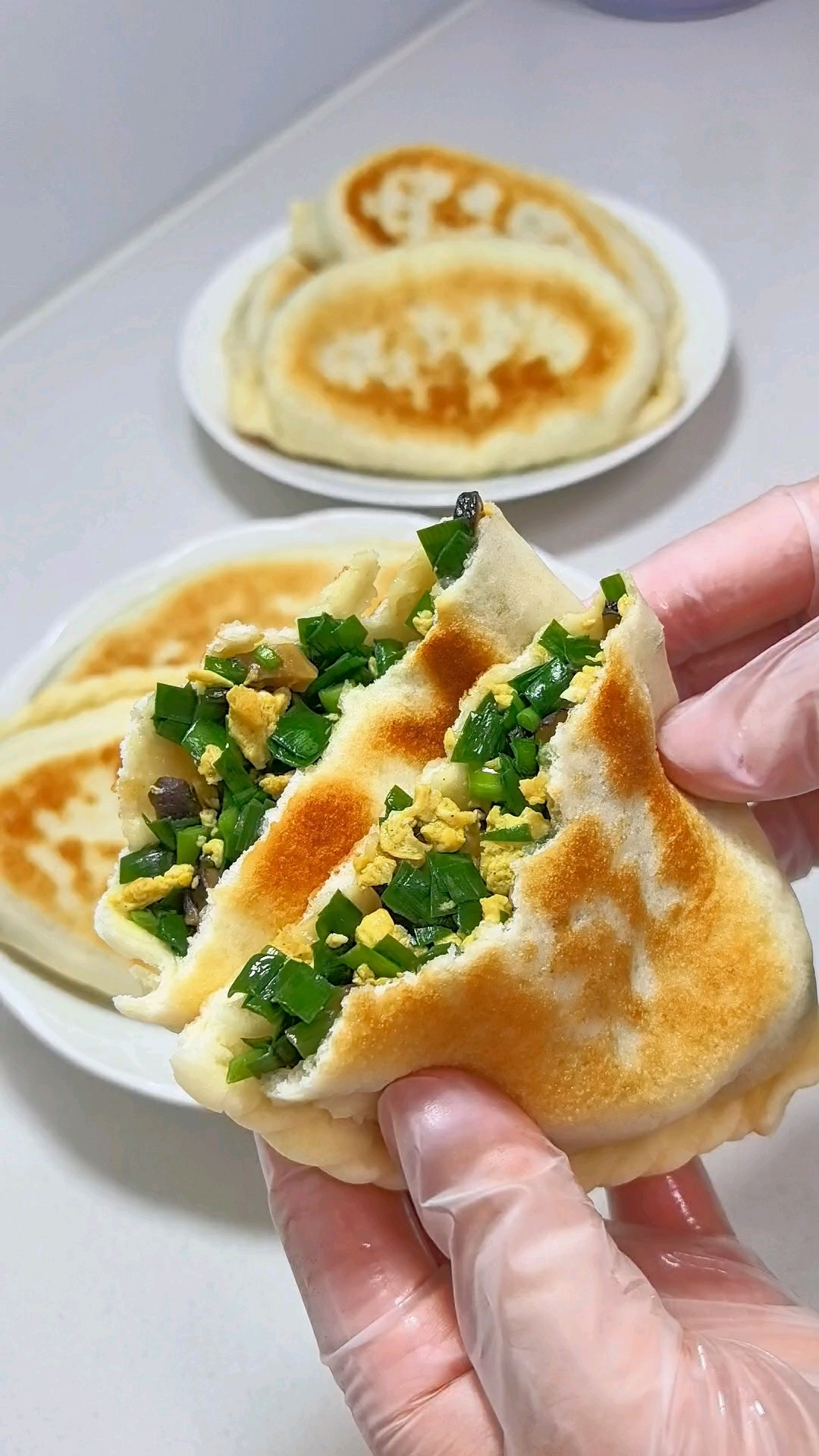 韭菜盒子这样调馅,鲜香味加倍,香软筋道超好吃