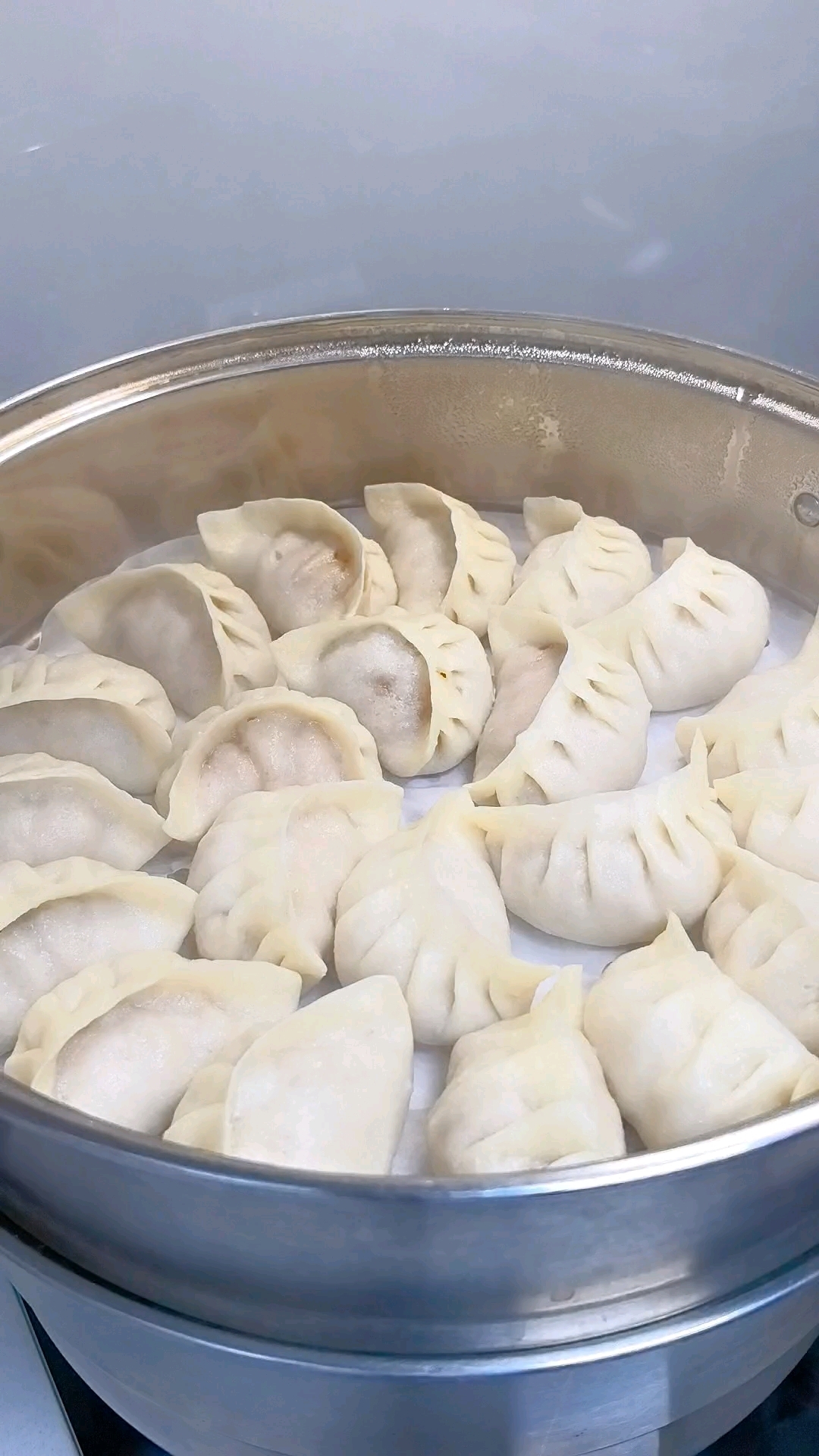 这样做的牛肉蒸饺,面皮柔软劲道,馅料鲜香Q弹,咬一口还爆汁