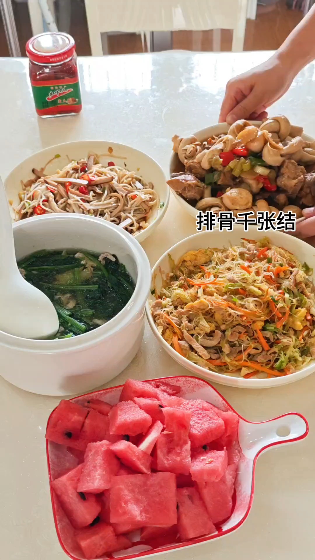 三线城市一家四口的午餐#排骨千张结 #金针菇的神仙吃法