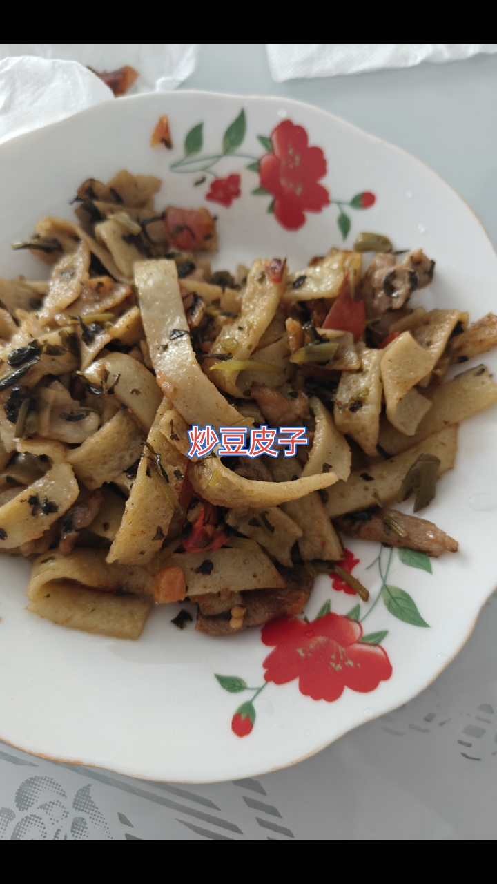 偷懒随便做点凑合一餐,番茄酸菜肉丝炒豆皮子