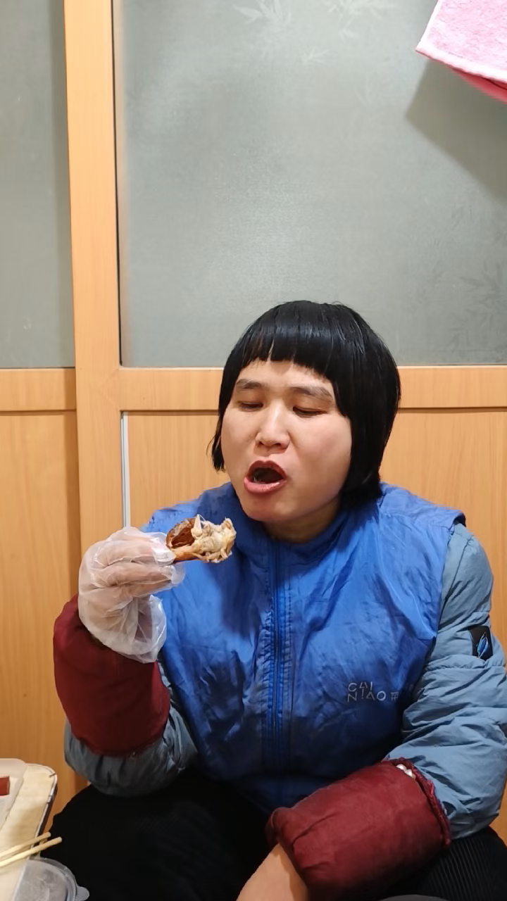 鸭腿的味道是太鲜美了，吃后真让人回味无穷！