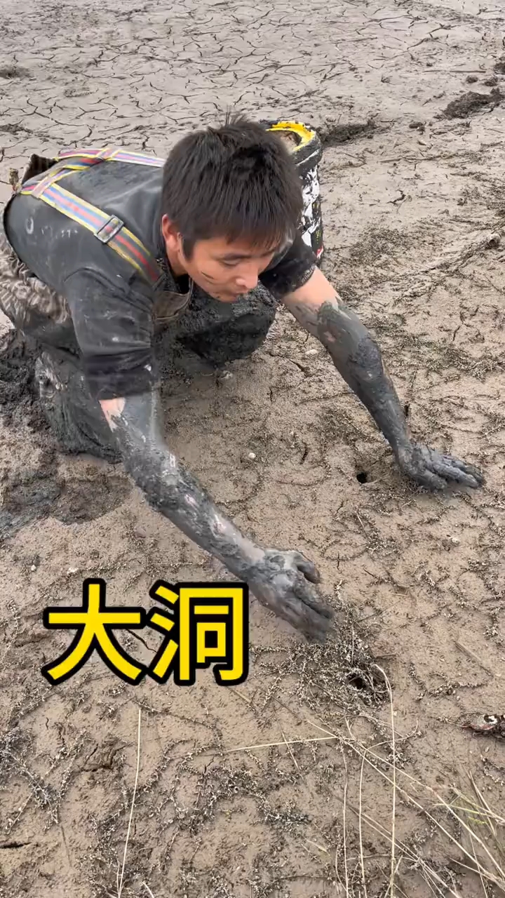 比拳头都还大的洞你们见过吗?没想到扣到一条红鳝鱼,太意外了!