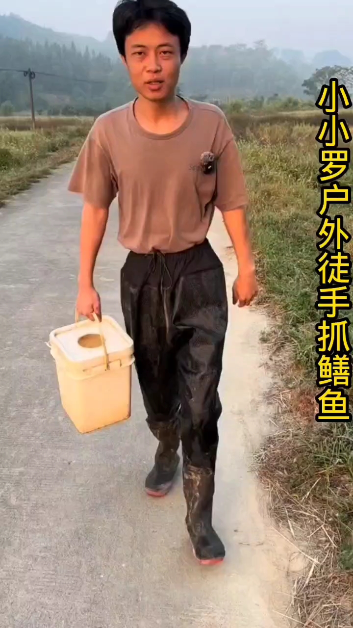 小小罗户外徒手抓鳝鱼,今天的黄鳝行情75块一斤,150包下的