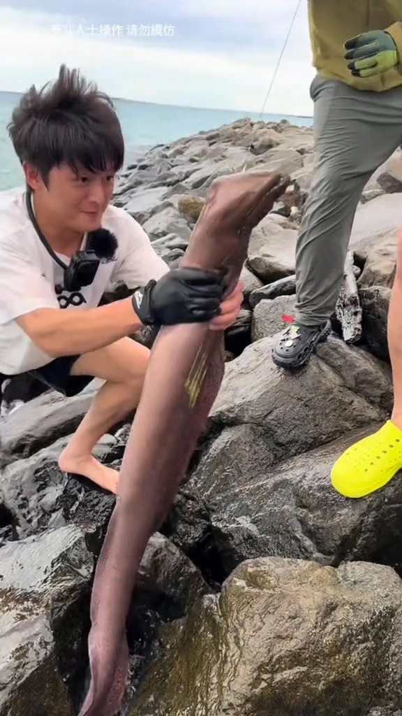 带着老爸和大兄弟们再次来到马尔代夫挑战抓鳗鱼,看看会有什么惊