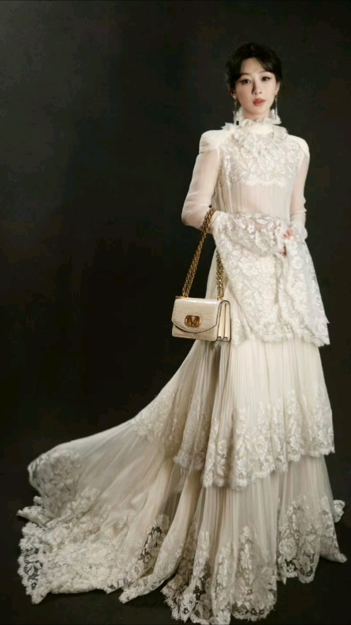 杨紫白玉兰红毯白色蛋糕裙,好像古堡公主