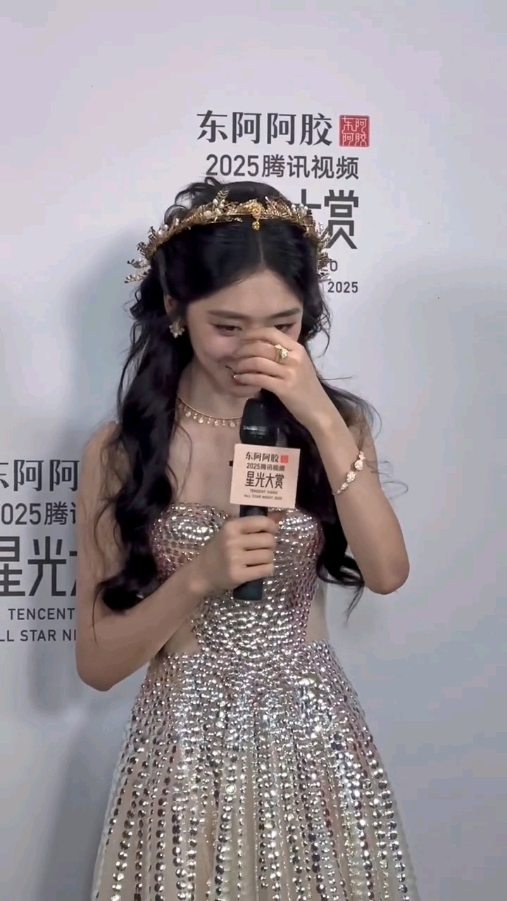 好可爱的王影璐,又瘦又白,这裙子像八爪鱼趴在上面