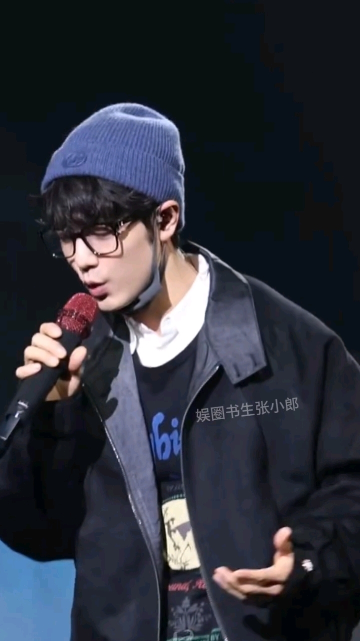 肖战跨年晚会彩排,小卷毛毛线帽,鸭舌帽和皮衣,好酷啊