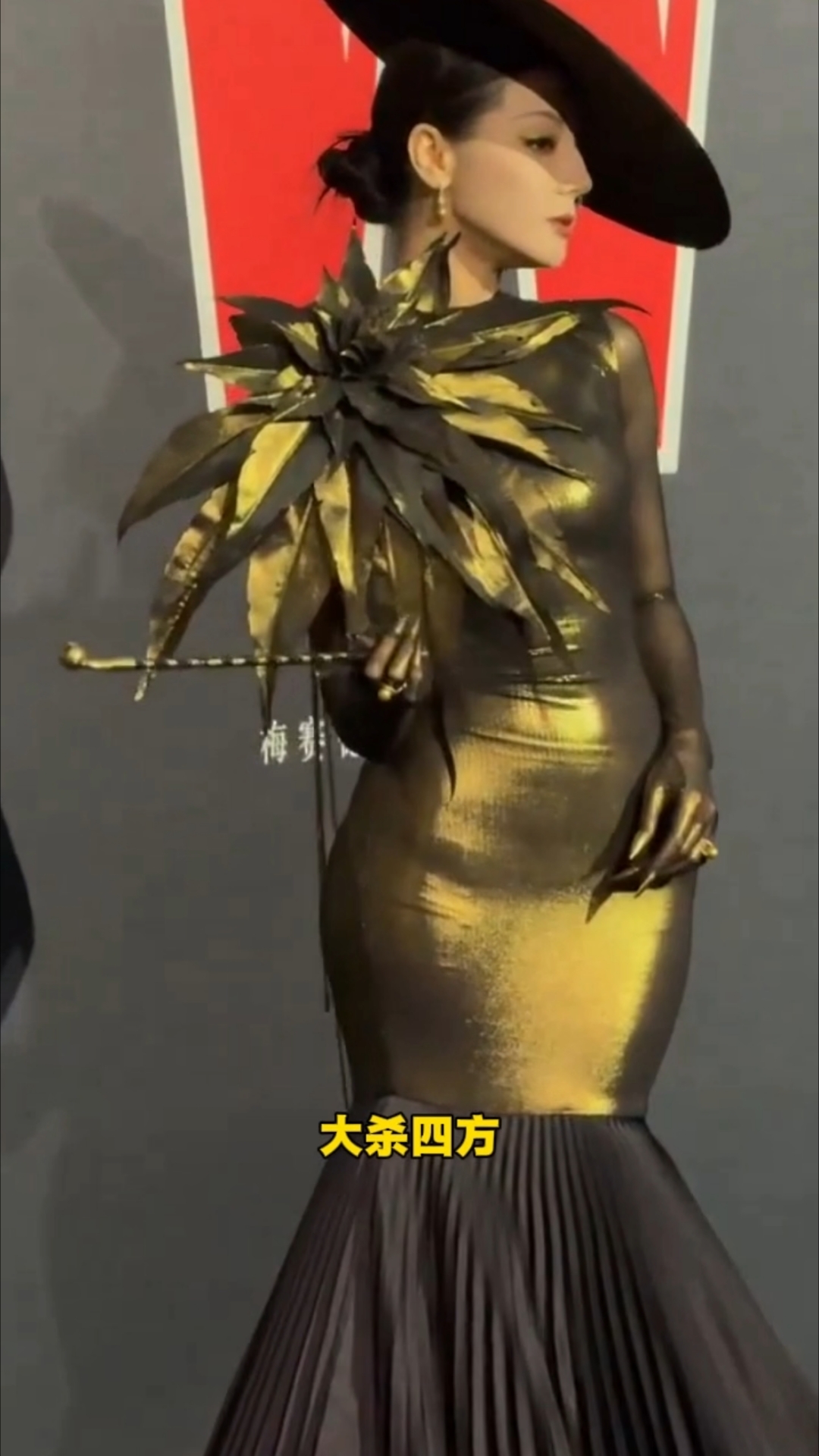 迪丽热巴女王归来,烫金鱼尾裙大杀四方