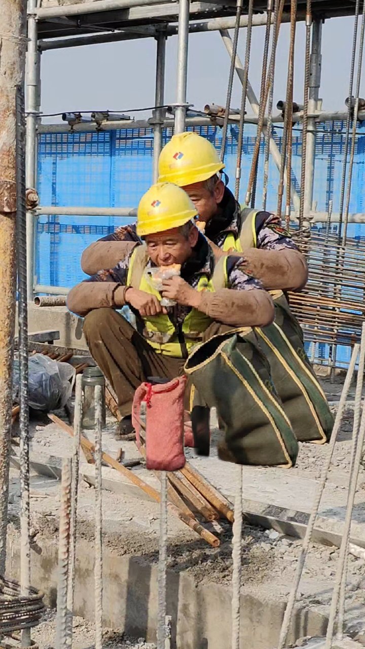 实拍农民工的午餐,寒冬腊月,看哭了多少人