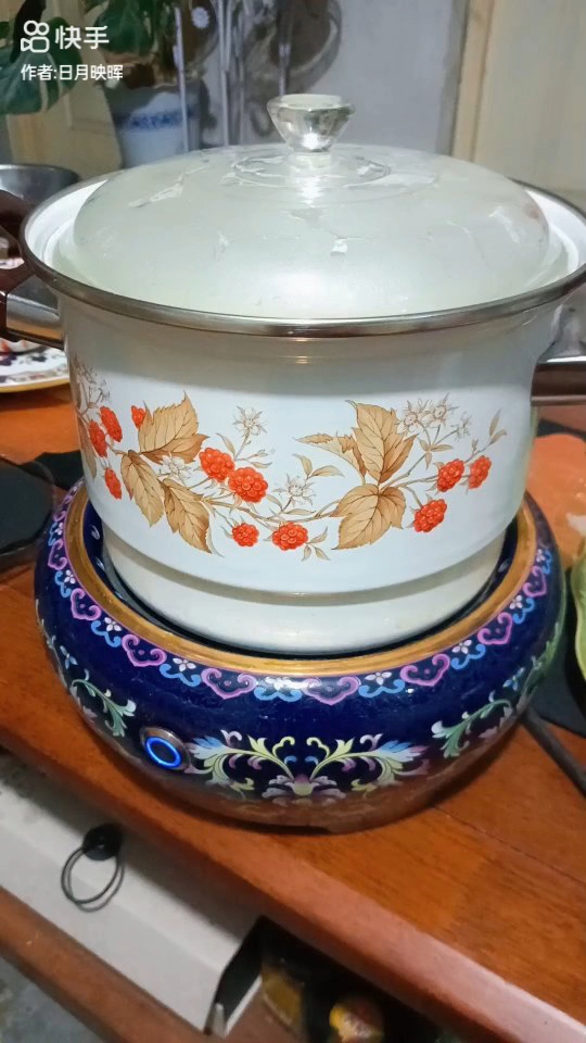 熬些百合银耳莲子羹,放冰箱一夜。明天中午喝一碗养肺养颜。