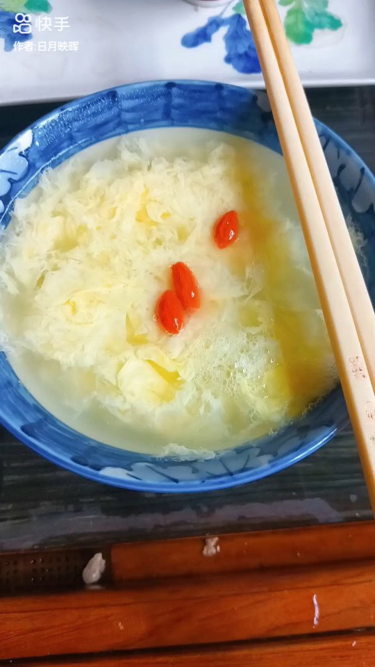 我的早餐我做主。开水冲鸡蛋花粥。百合银耳莲子枸杞羹。营养搭配