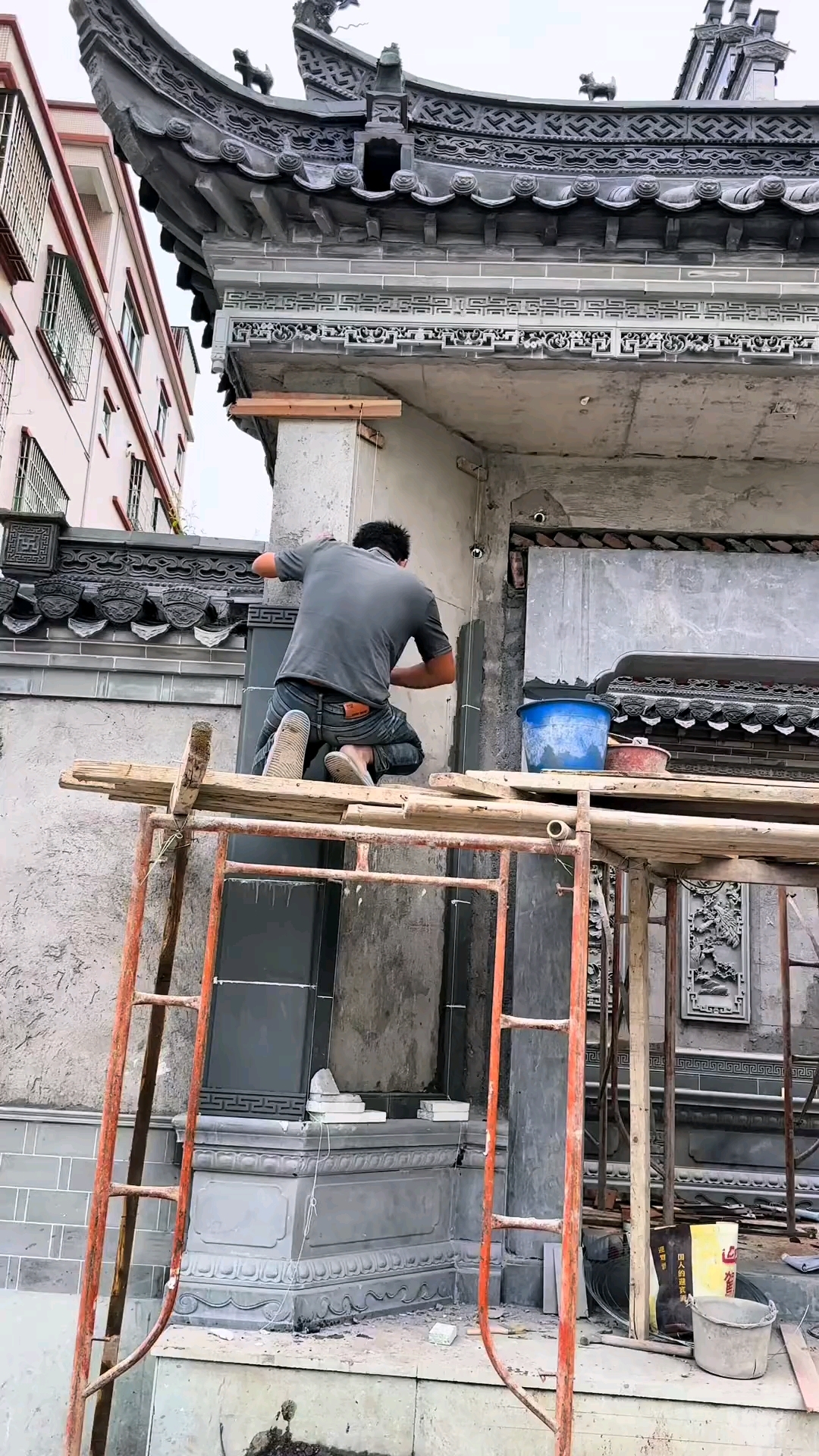 徽派四合院门头制作中。