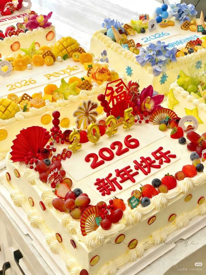 2026新年定制企业蛋糕，长方形设计，动物奶油搭配草莓、蓝莓