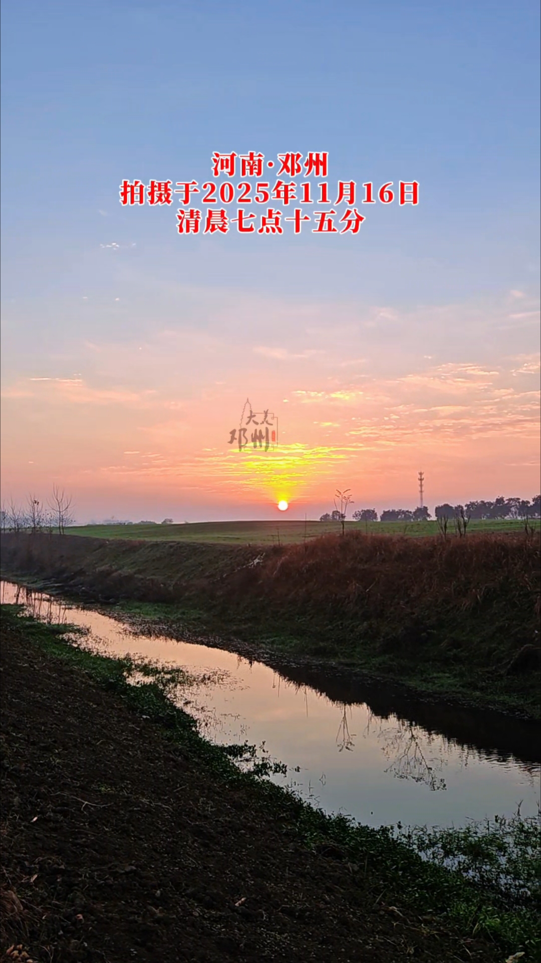 老家初冬的早晨，鸡叫，犬咆，小路，田地，日出，简单，宁静