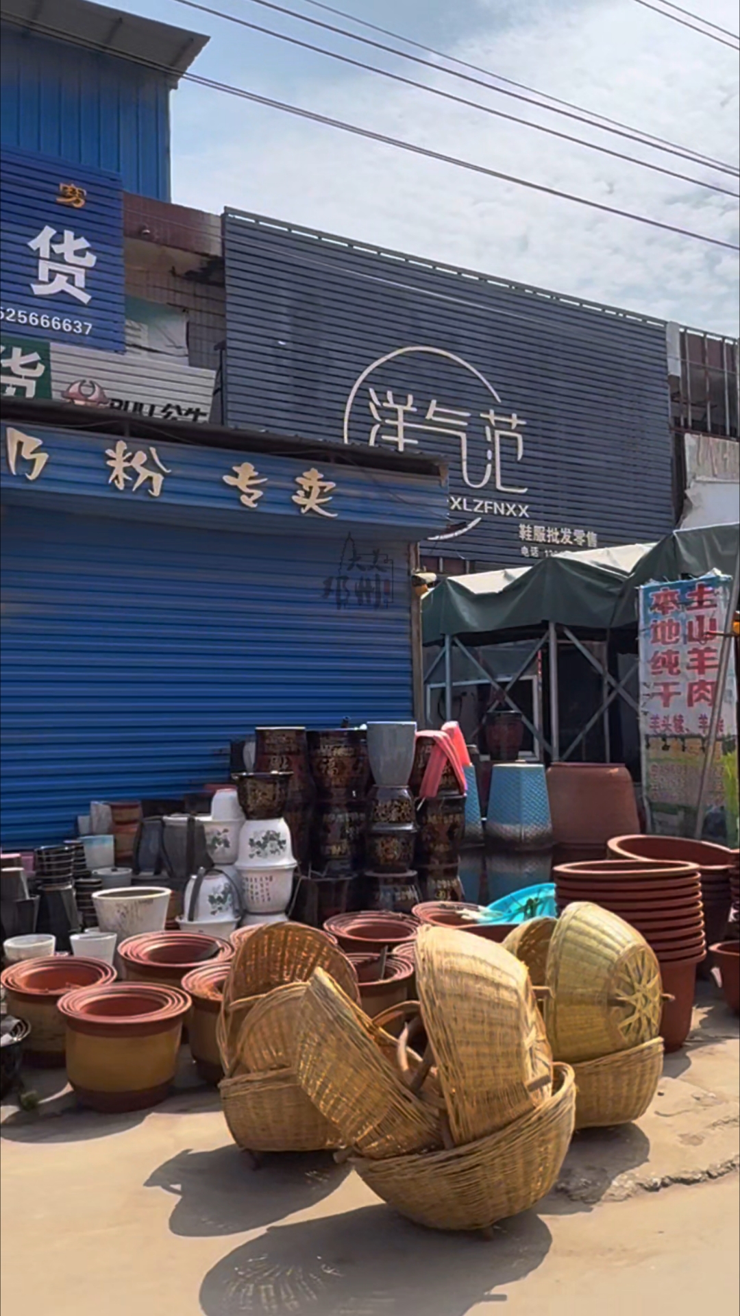 集市烟火气,是童年记忆里最鲜活的画卷。漫步在街巷中,每一帧都是生活的写意画。#菜市场日常#
