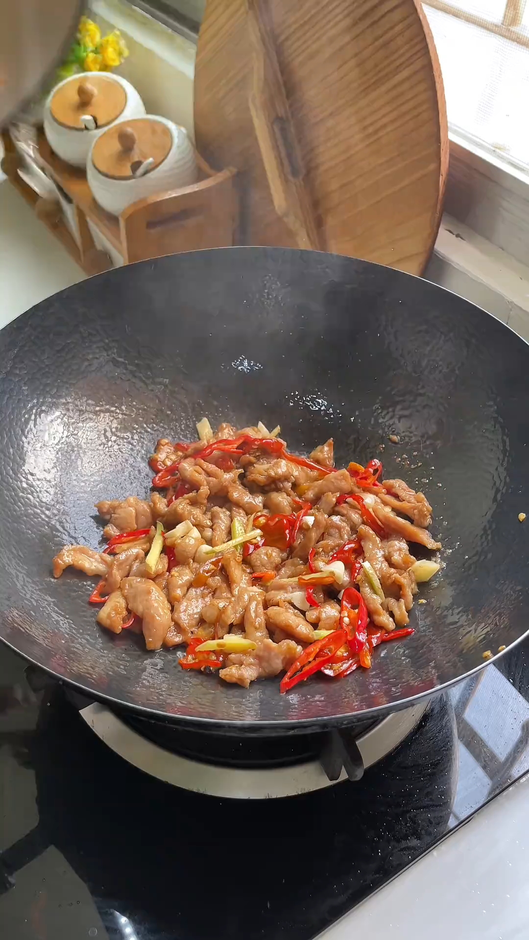 这是我从小吃到大的一道下饭菜,芹菜炒肉,做法简单