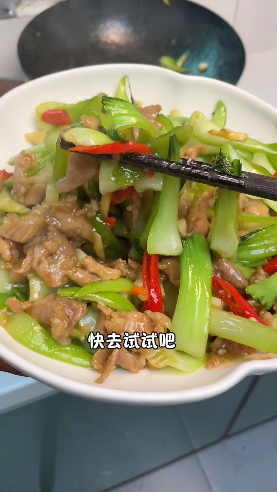 这是我们江西的省菜青菜梗炒肉,做法简单