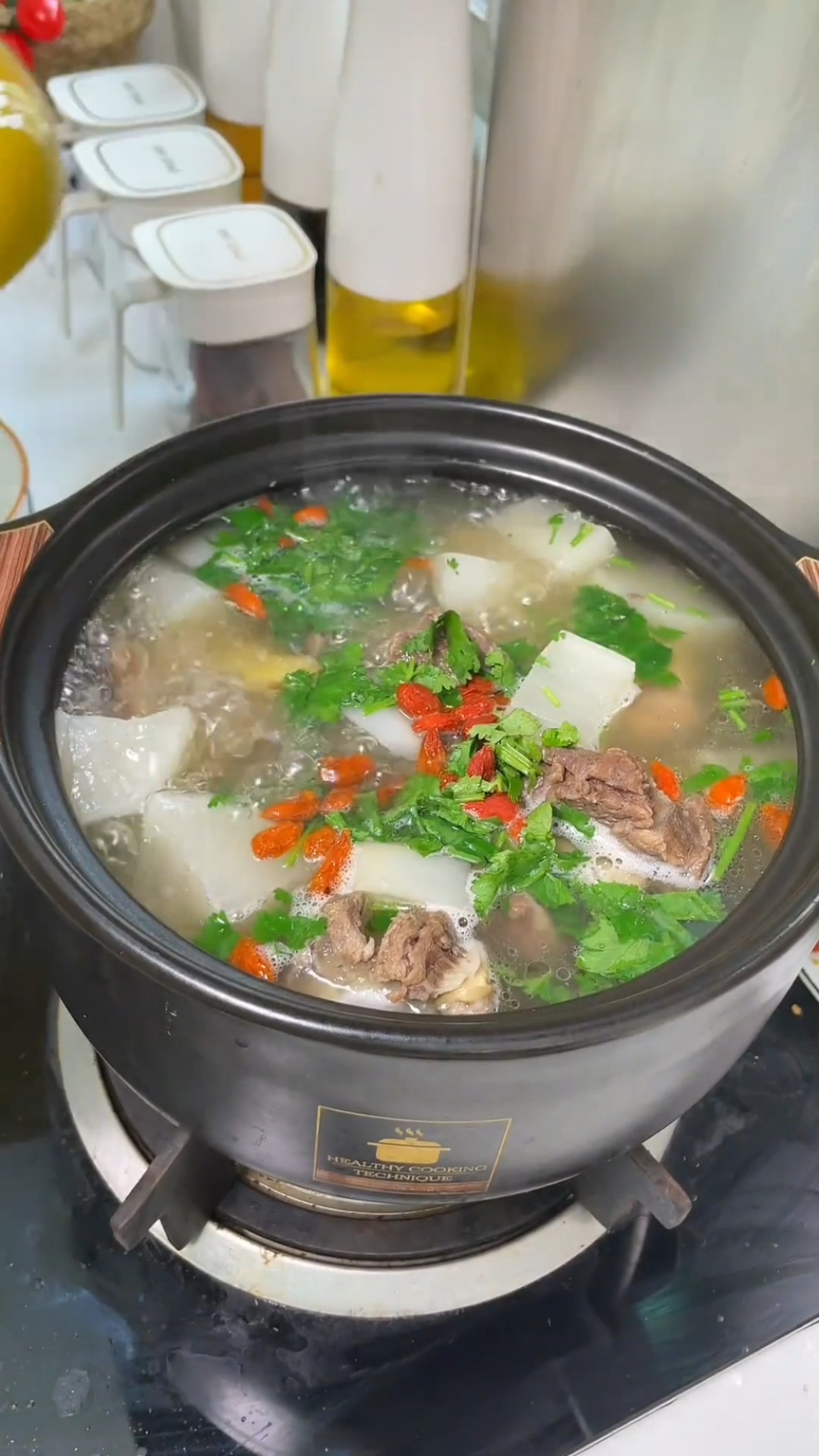 萝卜炖牛排骨汤给家人喝,汤鲜味美