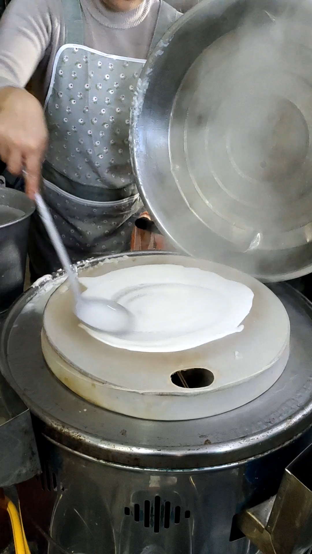 广西百色特色小吃卷筒粉。这里好吃的铺子都没有招牌呢?