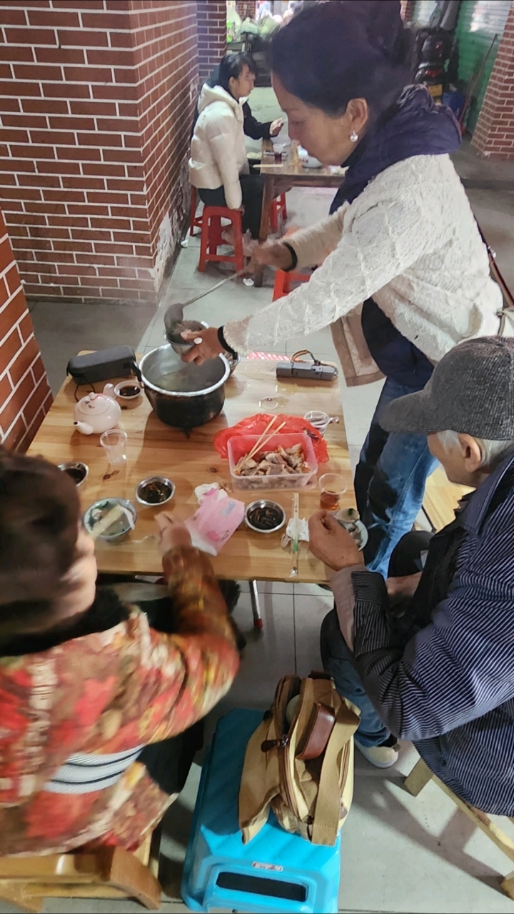 广东清远菜市场里吃早餐,6元一位自己买菜店里加工,人声鼎沸