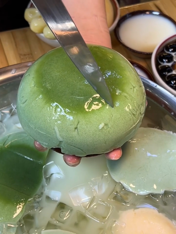 老板说他做抹茶凉糕一绝!让我可以拍一下!