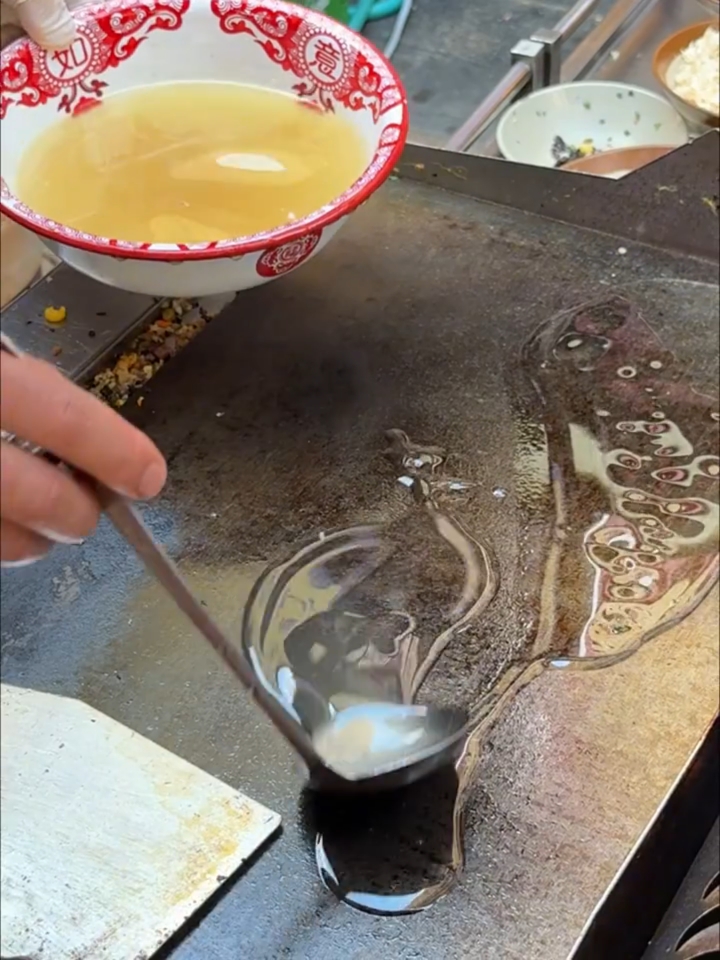 师傅说他铁板炒饭一绝,叫我给他拍一下!