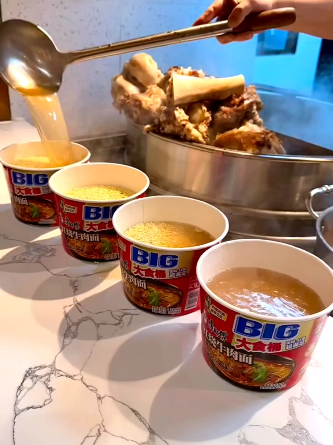 你们杭州牛肉方便面都这么吃,这一口下去得多好吃啊!