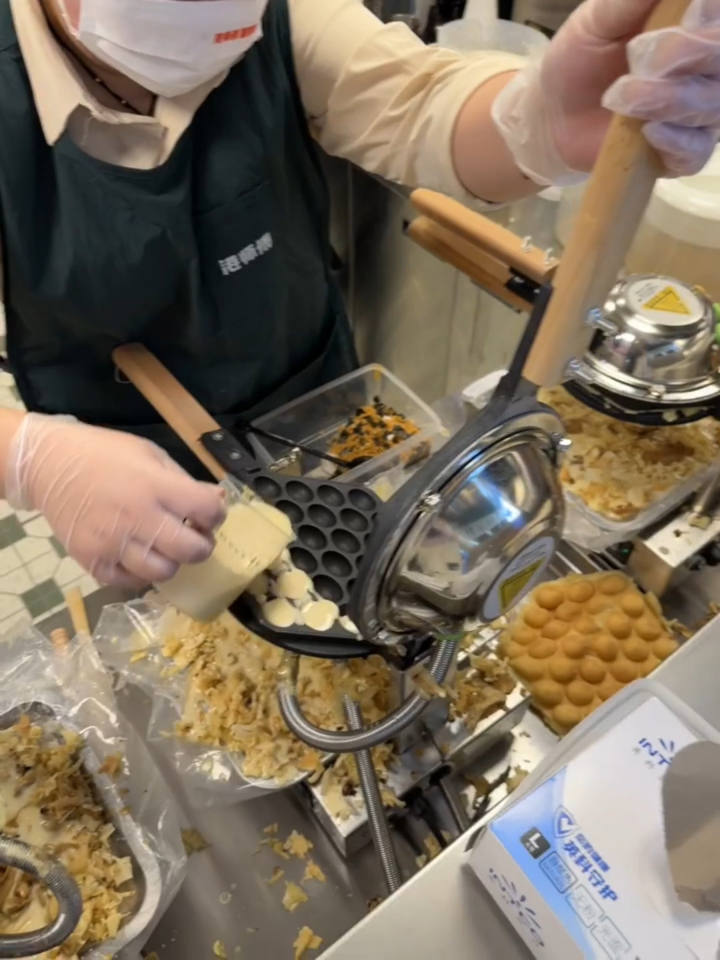 店员说:肉松鸡蛋仔只有她会!