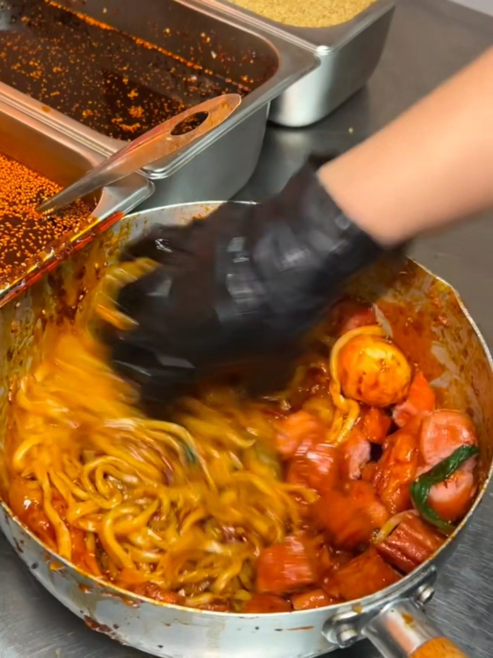 这个老板会做生意,土豆泥鸡架拌面绝了!