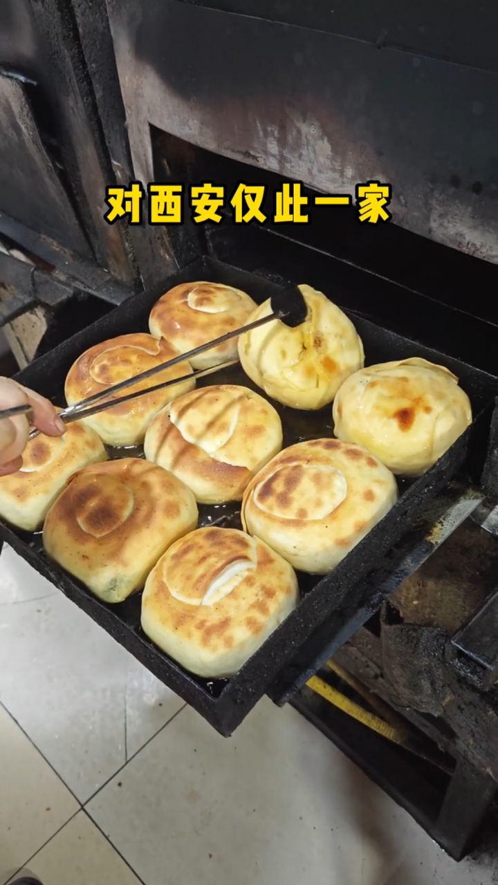西安街头的烤菜盒,烤的金灿灿胖嘟嘟满满的馅料嘎嘎香!