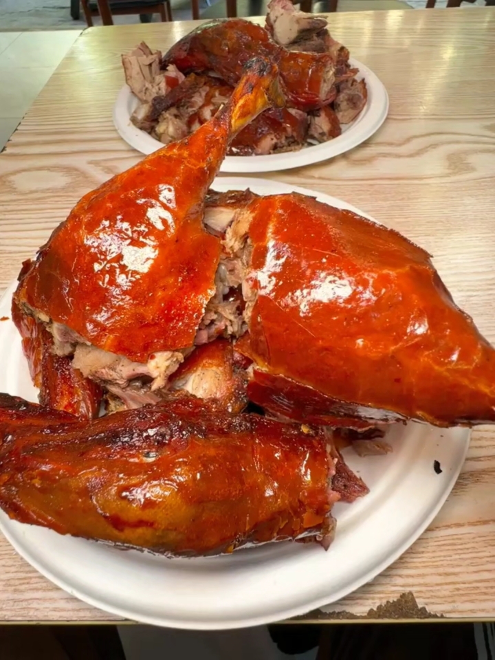 差点以为是烤乳猪哈哈哈，第一次吃玻璃脆皮的烤鸭~