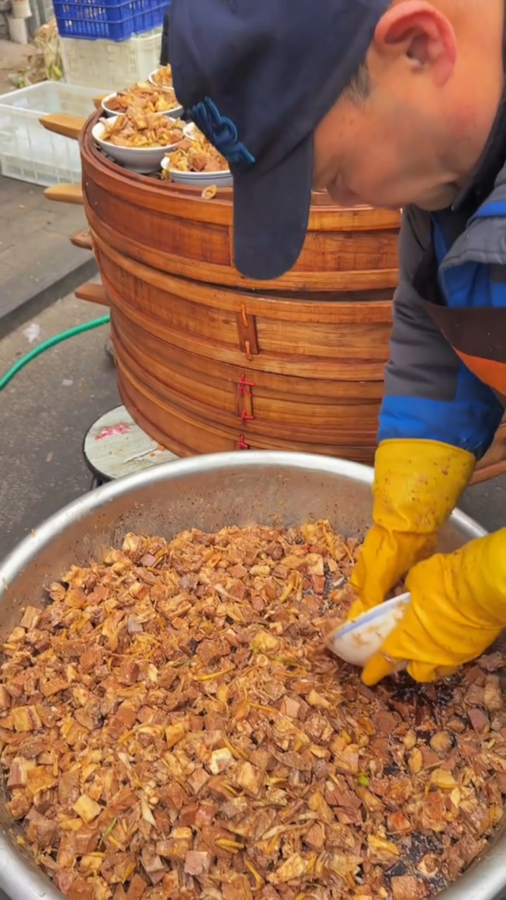 开封寺门羊肉汤店里的扣碗这么大碗肉很足!