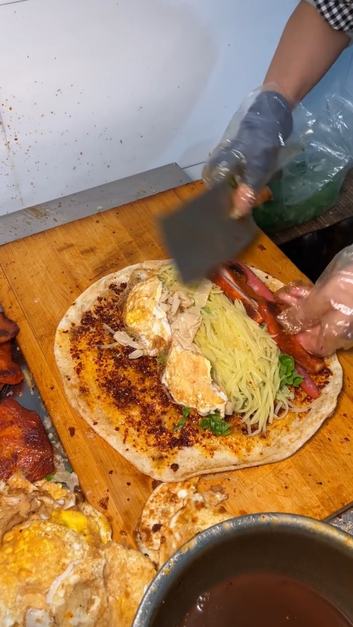 东北街头12元的熏肉大饼～份量震惊南方孩子!