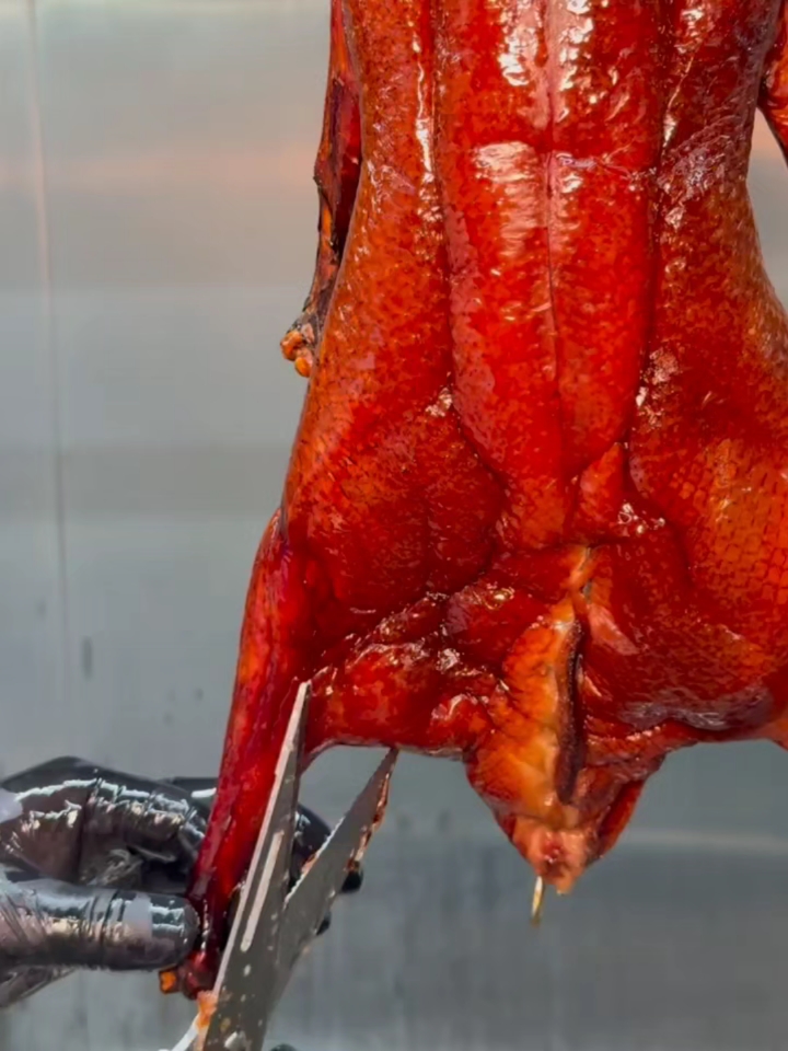 来广州,就是为了吃这口脆皮烤鸭!