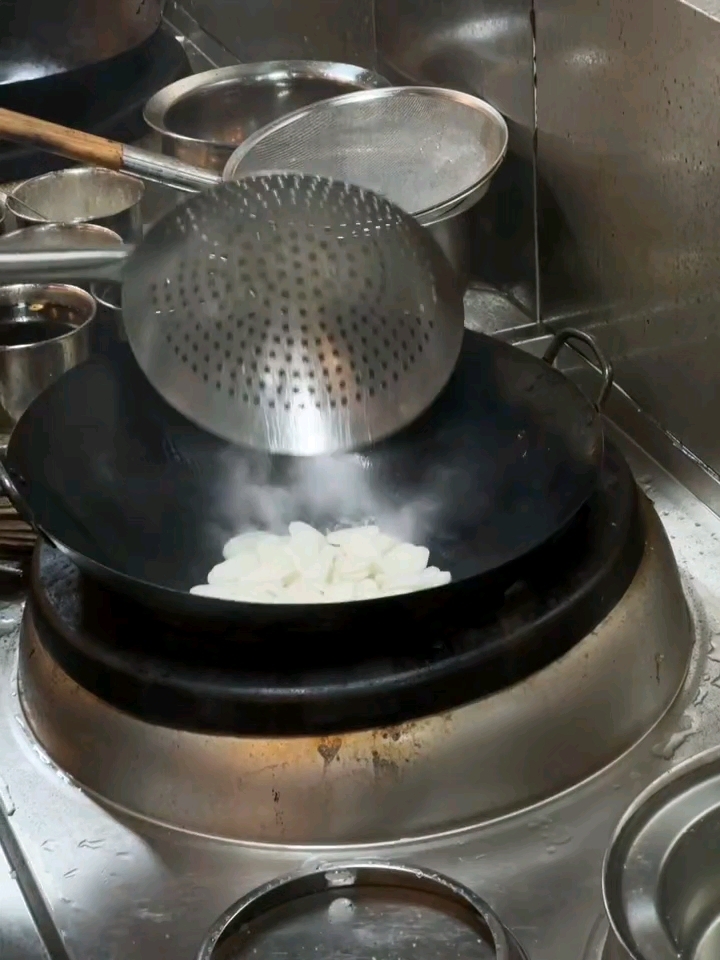 店员说:ta做梦都在炒年糕。