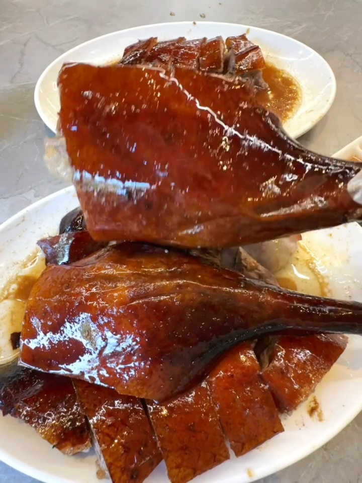 广东烧鹅,到底是左腿好吃还是右腿好吃啊!