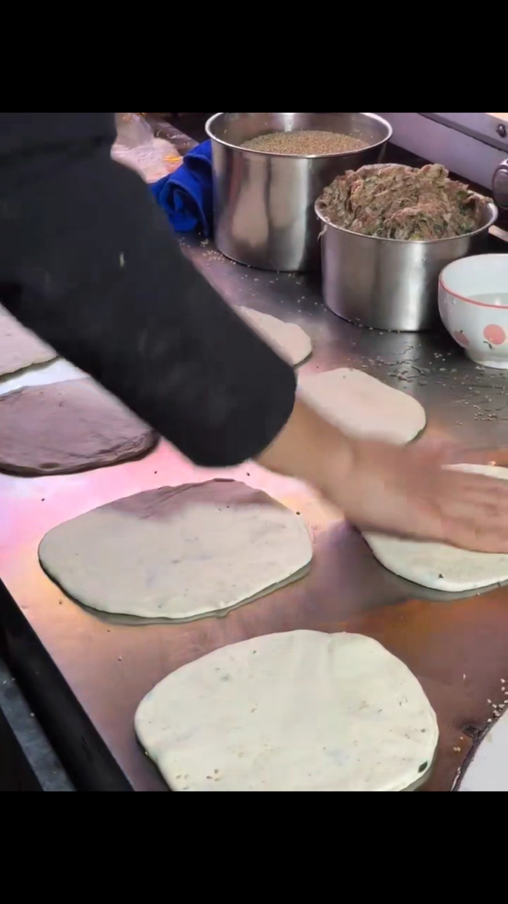 来南京，就是为了吃这口油酥烧饼！