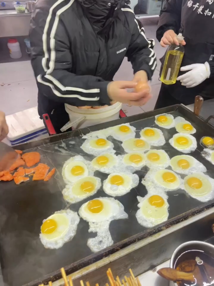 老板说他们家肉夹馍也是一绝,可惜没有肚子!