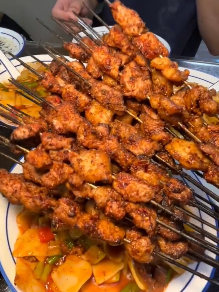 来徐州,就是为了这一口油炸羊肉串!滋溜的!