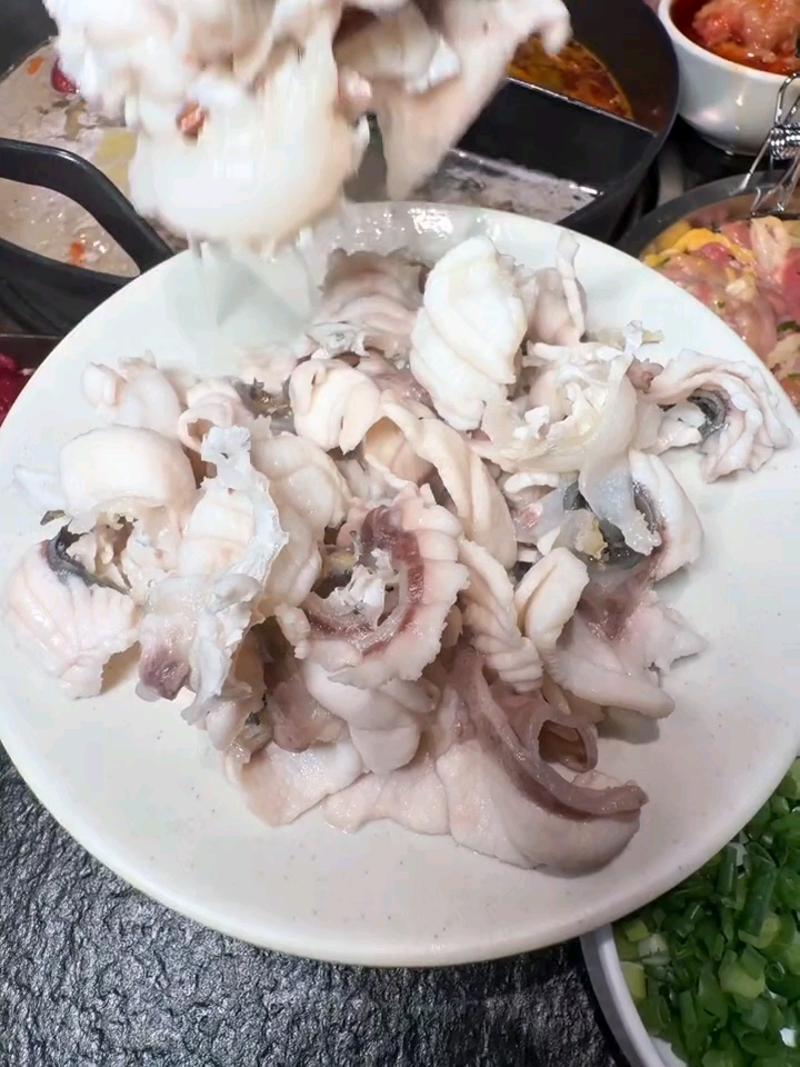 降温了 该和好朋友去吃热乎乎的脆鱼火锅啦!