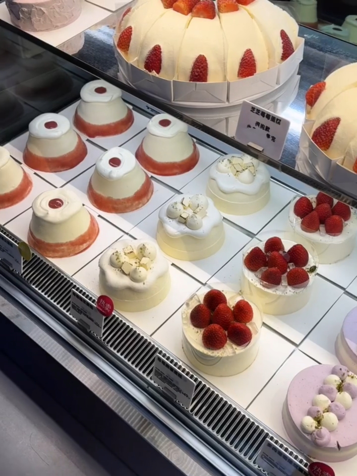 喜茶新品雪山草莓蛋糕!