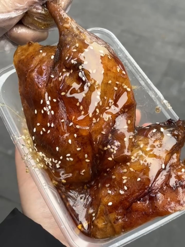 重庆街头乐山甜皮鸭!一口下去香哭了!