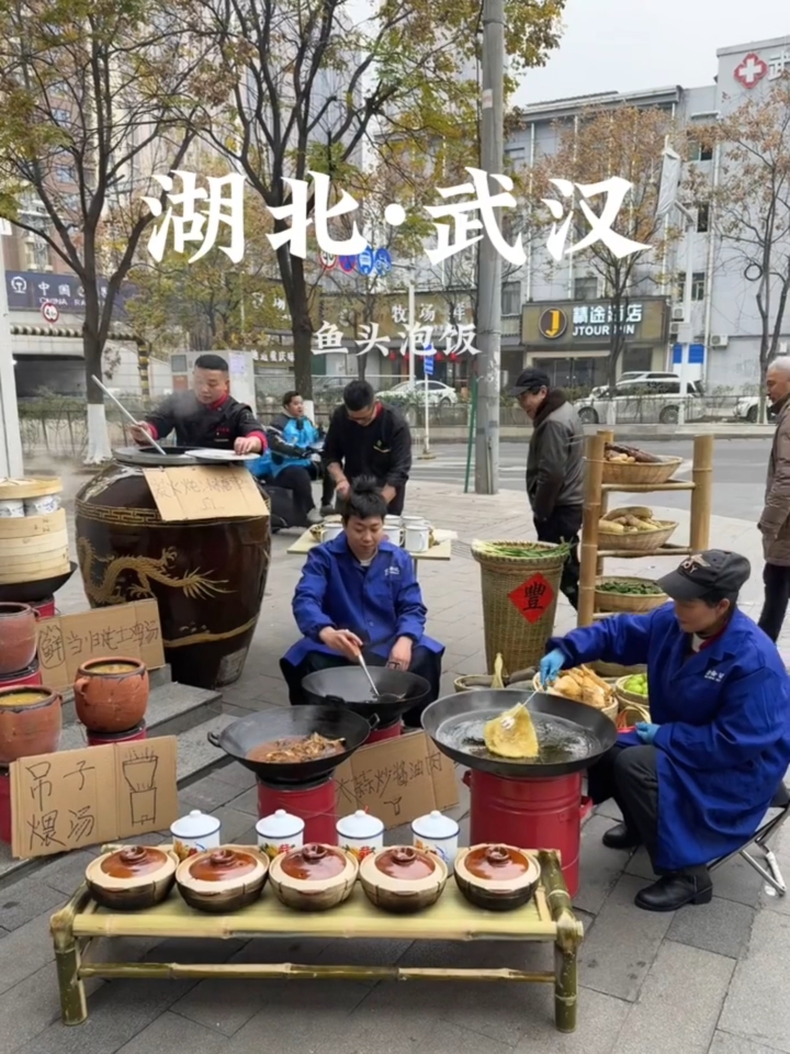 落地武汉第一顿,直奔这家!!鱼头泡饭吼吼吃!