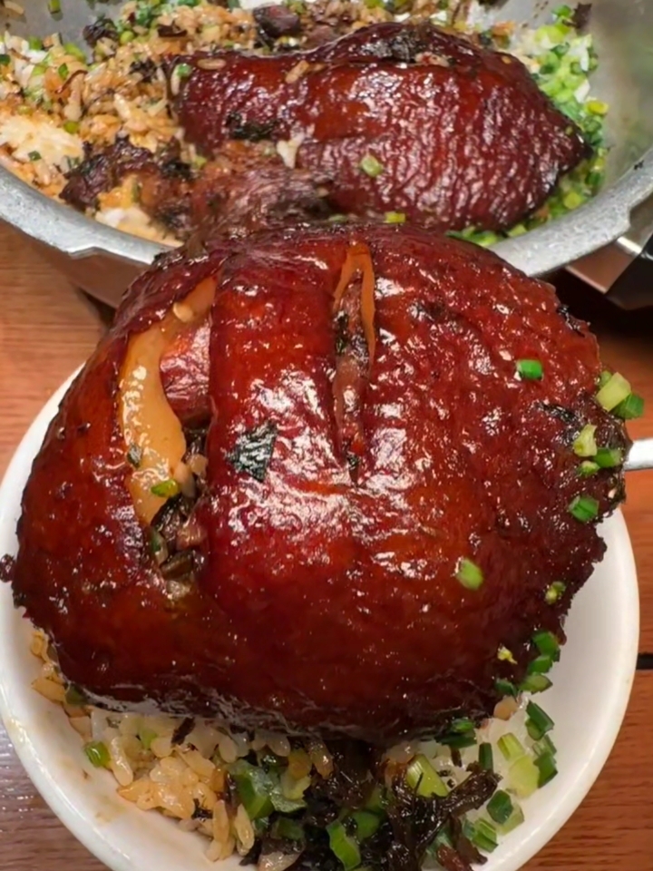 这个扣肉饭，吃上一口就很满足了！