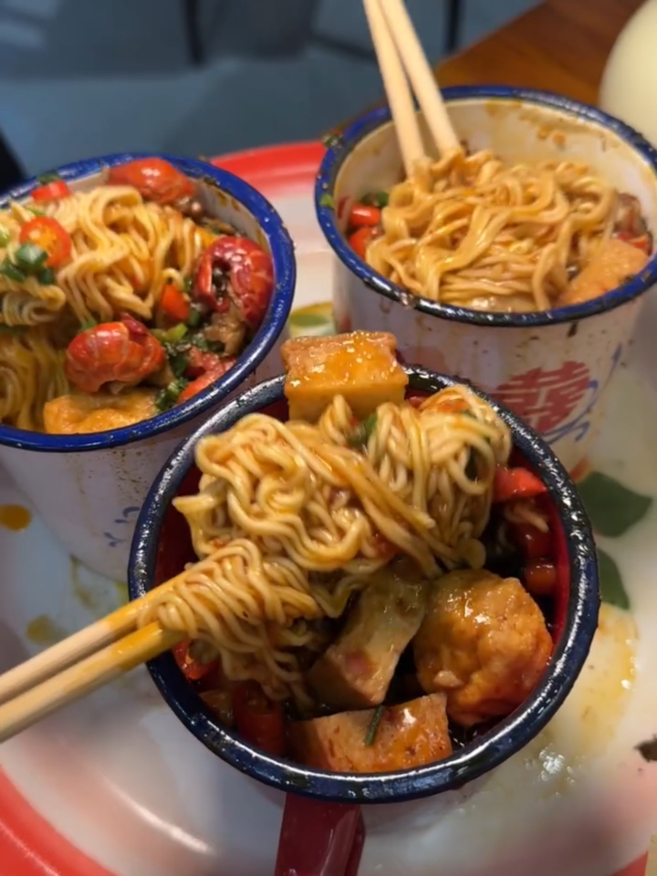 在杭州,吃到了茶缸泡面,好好吃啊!