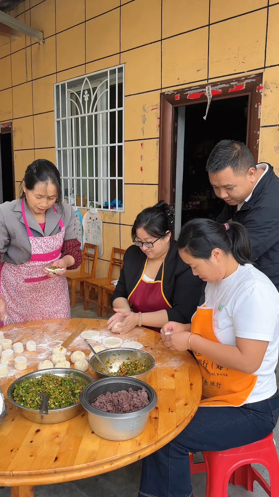 包子铺即将开业，全家人测试各种口味，最后包出的包子有卖相吗？