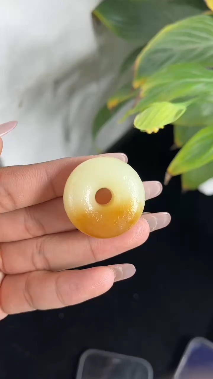 新疆和田玉且末金山糖白甜甜圈