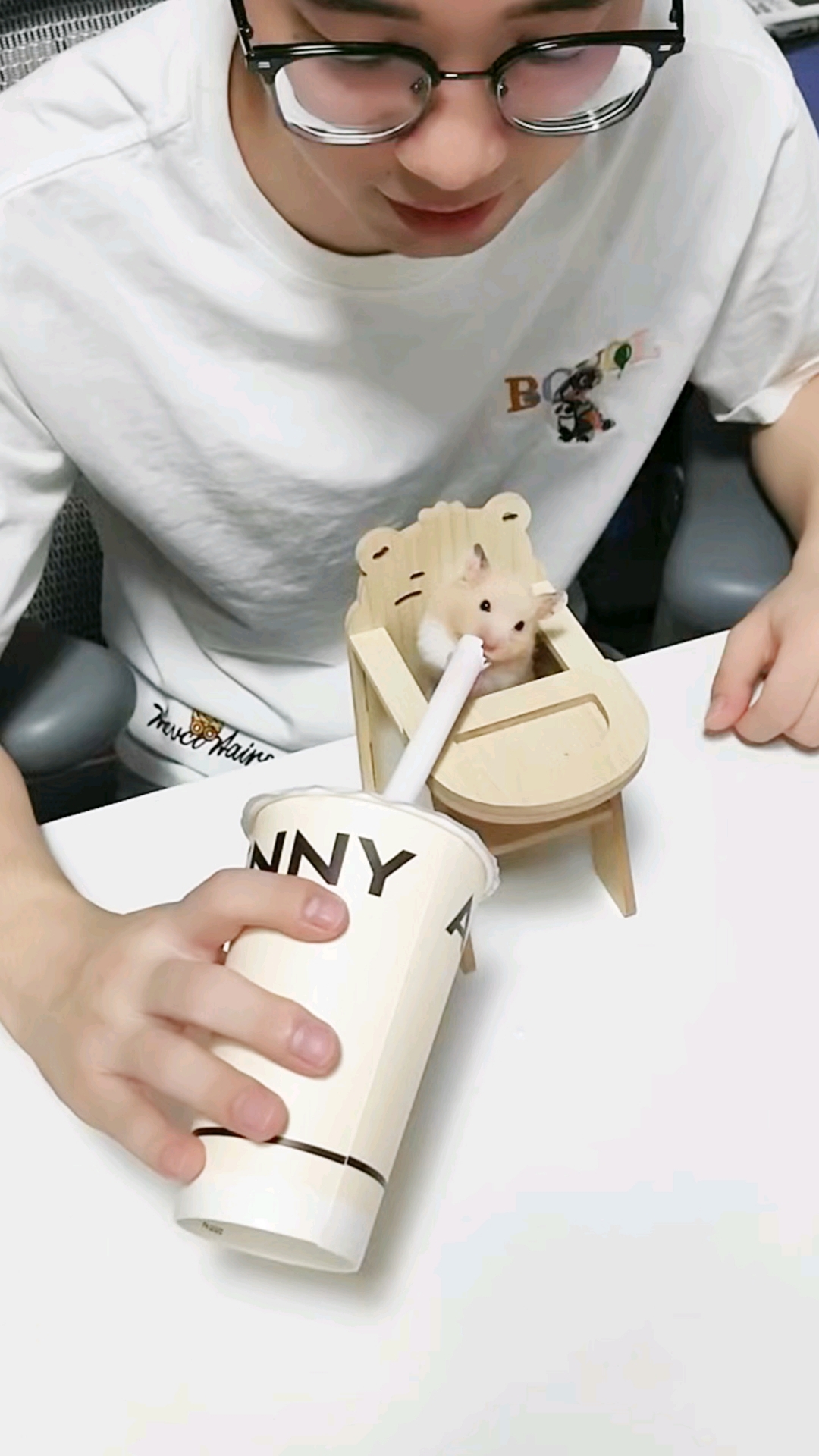 小宝也是喝上奶茶的鼠了
