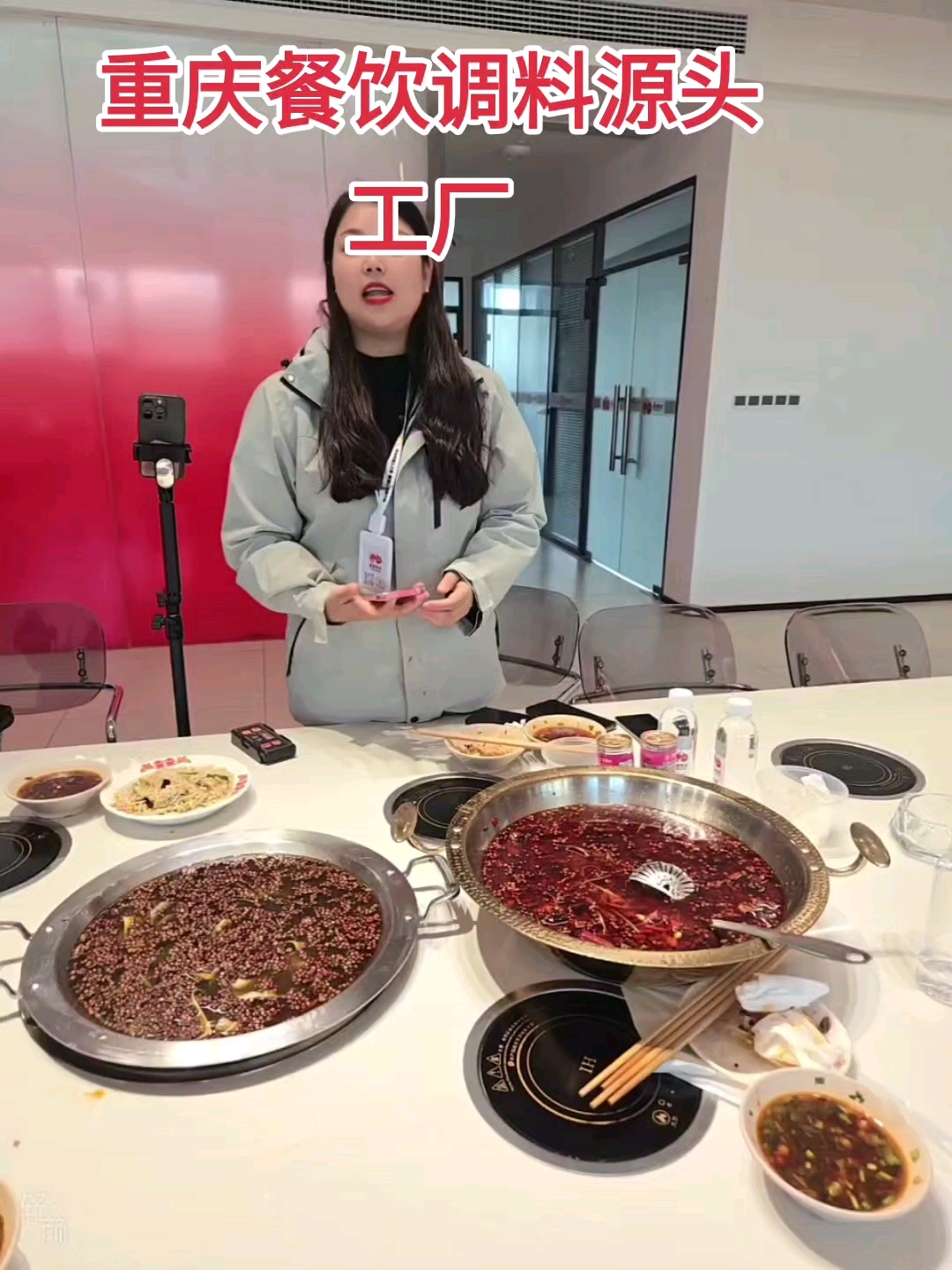 开鱼火锅店的老板们工厂的鱼火锅味道有十来款,冷锅鱼,热锅鱼